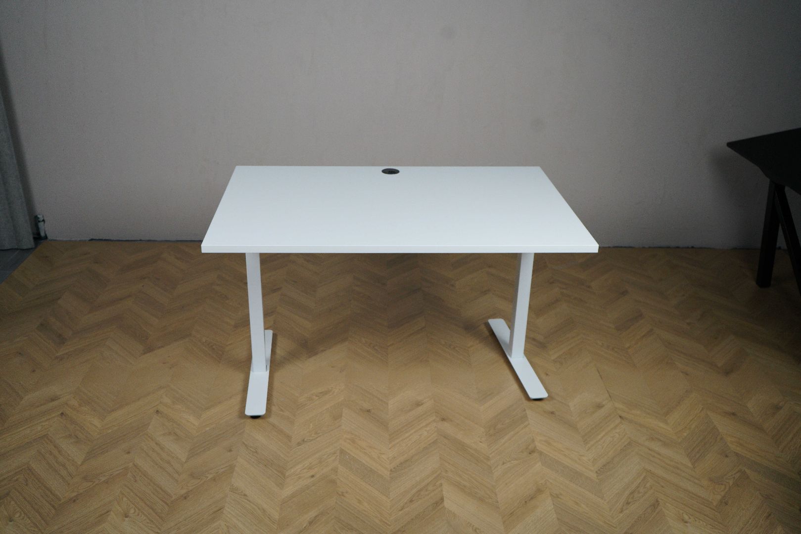 Sweds hæve-sænkebord 140x80 cm i hvid med laminat bordplade – frontvisning